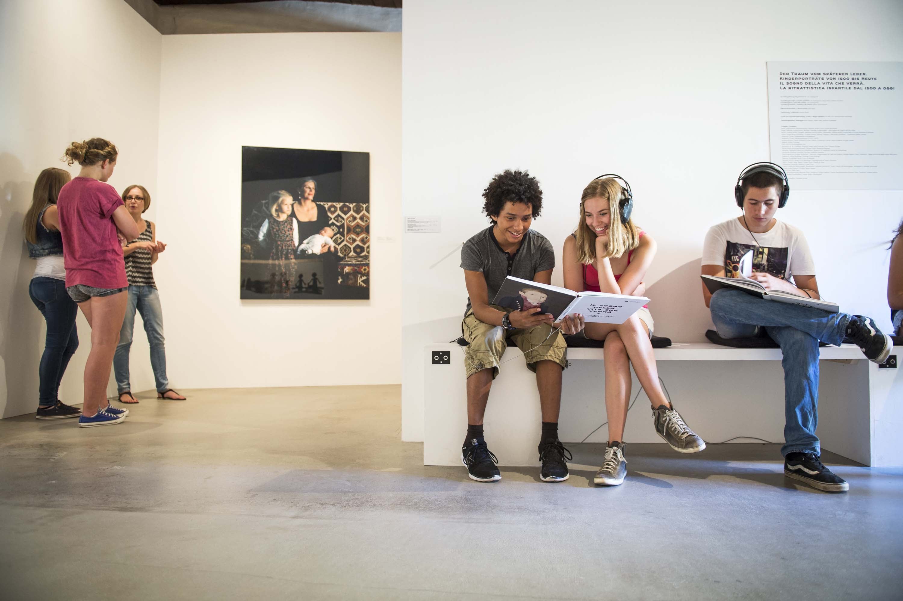 Giovani a Castel Tirolo. Foto Alex Filz