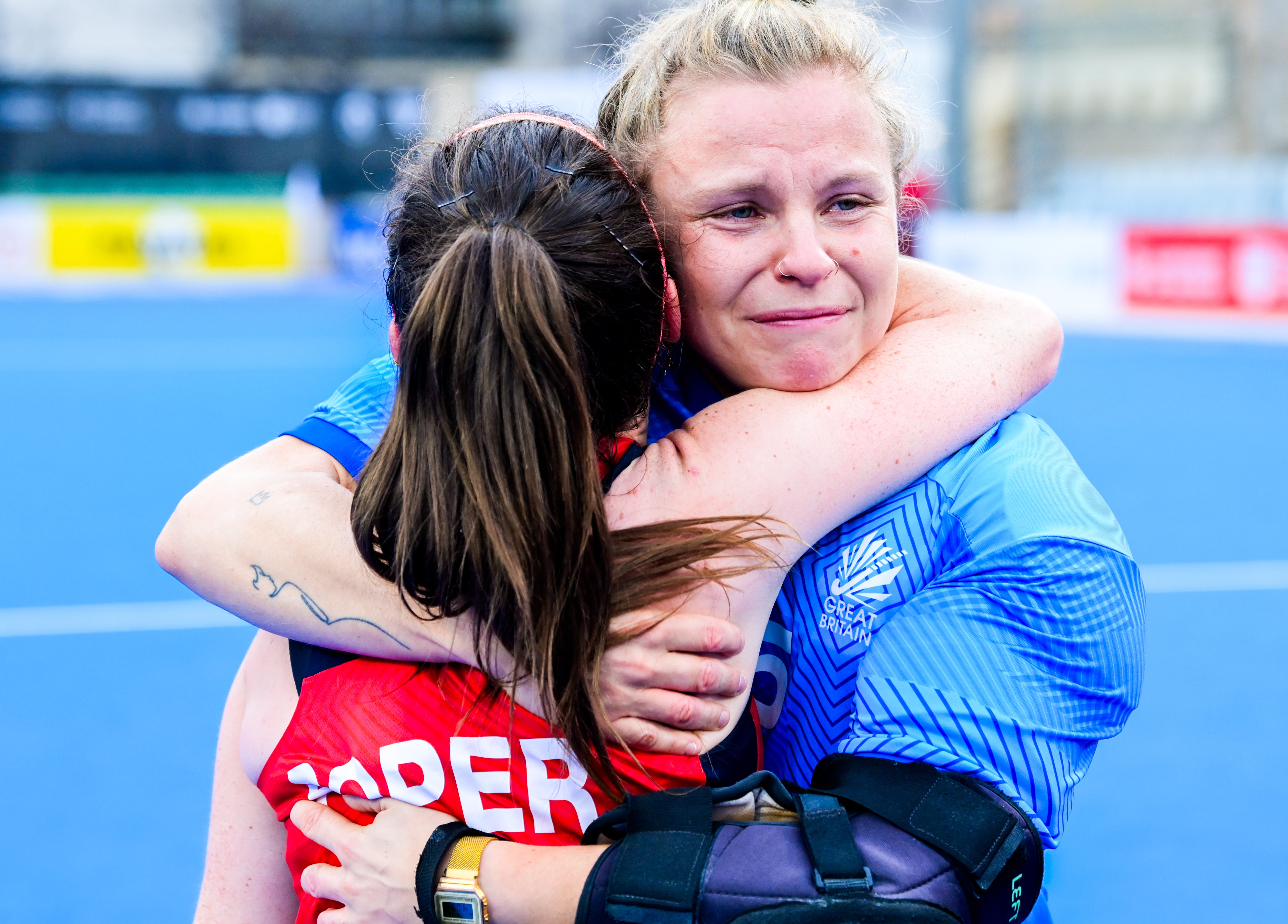 FU22401207683 - Great Britain: Sabbie Heesh: Life between the posts - “Knowing trees, I understand the meaning of patience. Knowing grass, I can appreciate persistence.” – Hal Borland.