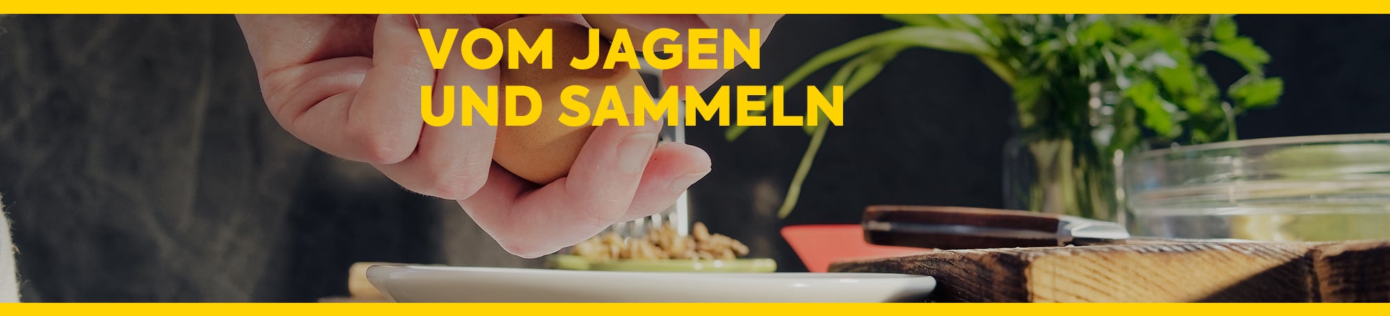 Person schlägt zwei Eier aneinander. Text in Gelb: Vom Jagen und Sammeln