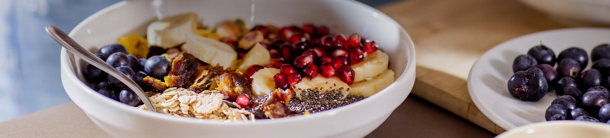 Vielfältiges Frühstück - Bowl mit Früchten und Müsli.