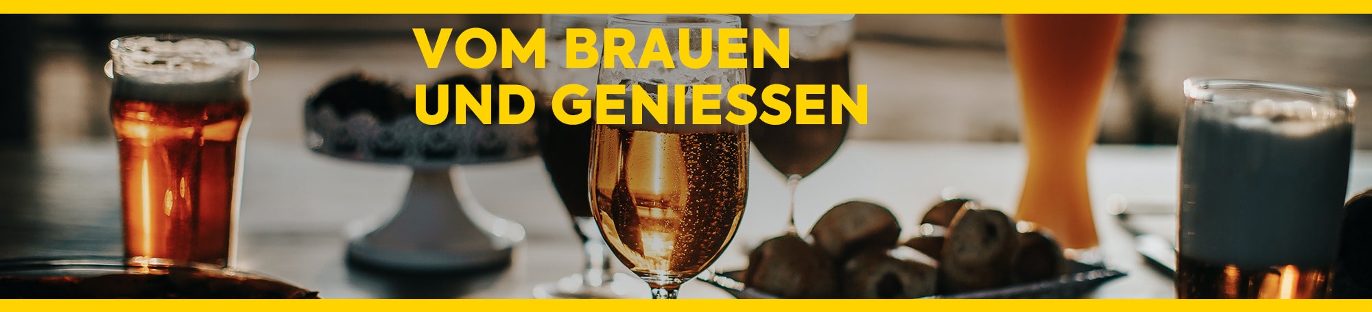 Unterschiedliche Biergläser stehen auf einem Tisch. Text: Vom Brauen und Genießen