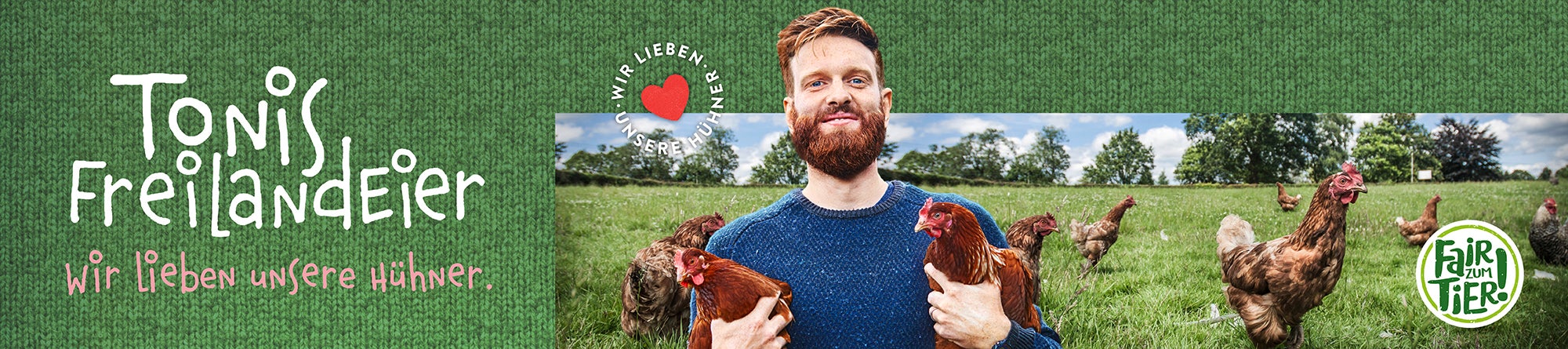 Tonis Freilandeier Logo neben Mann, der in der Natur steht und zwei Hühner auf dem Arm hält