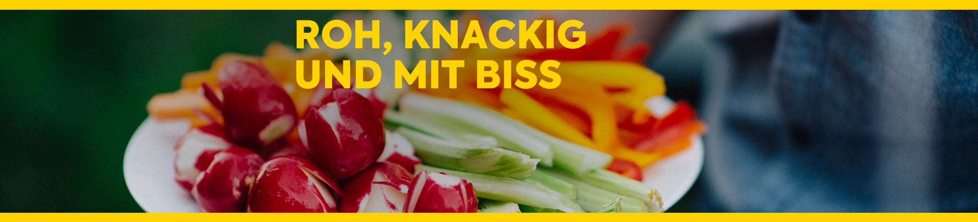 Person hält einen Teller mit geschnittenem, rohen Gemüse. Text: Roh, knackig und mit Biss