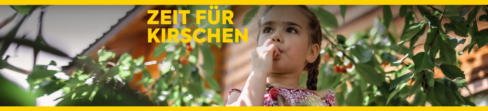Mädchen isst Kirschen in der Natur. Text: Zeit für Kirschen