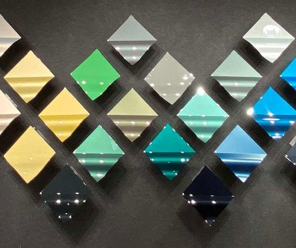 azulejos de muestra de color cuadrado colgados en la pared