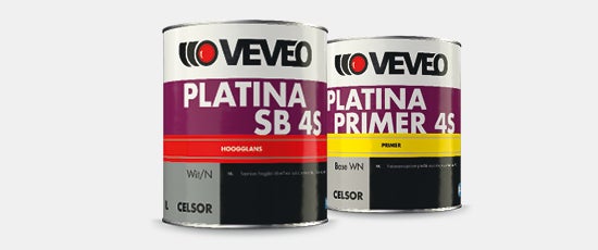 Twee blikken verf met etiketten