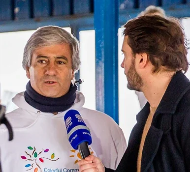Een man die een andere man interviewt.