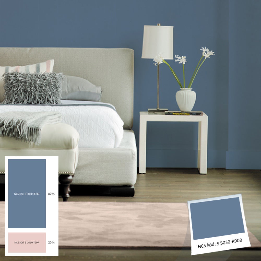 Ložnice s postelí a lampou