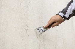 Ruka držící špachtli