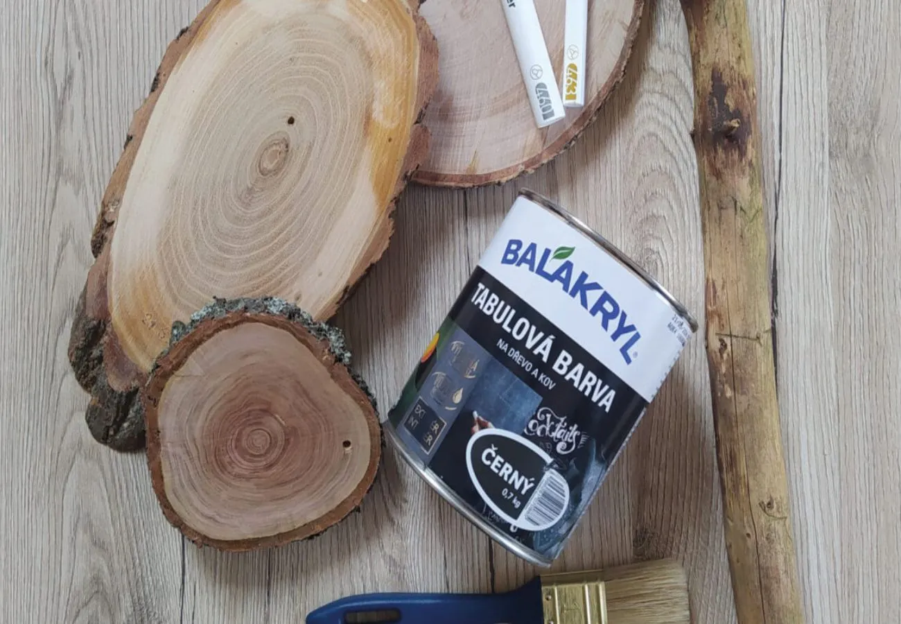 Kusy dřeva s barvou a plechovka barvy