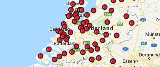 Een kaart met veel rode stippen