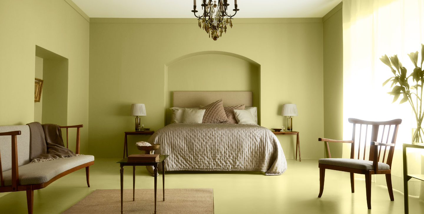 Une chambre avec un lit et un lustre