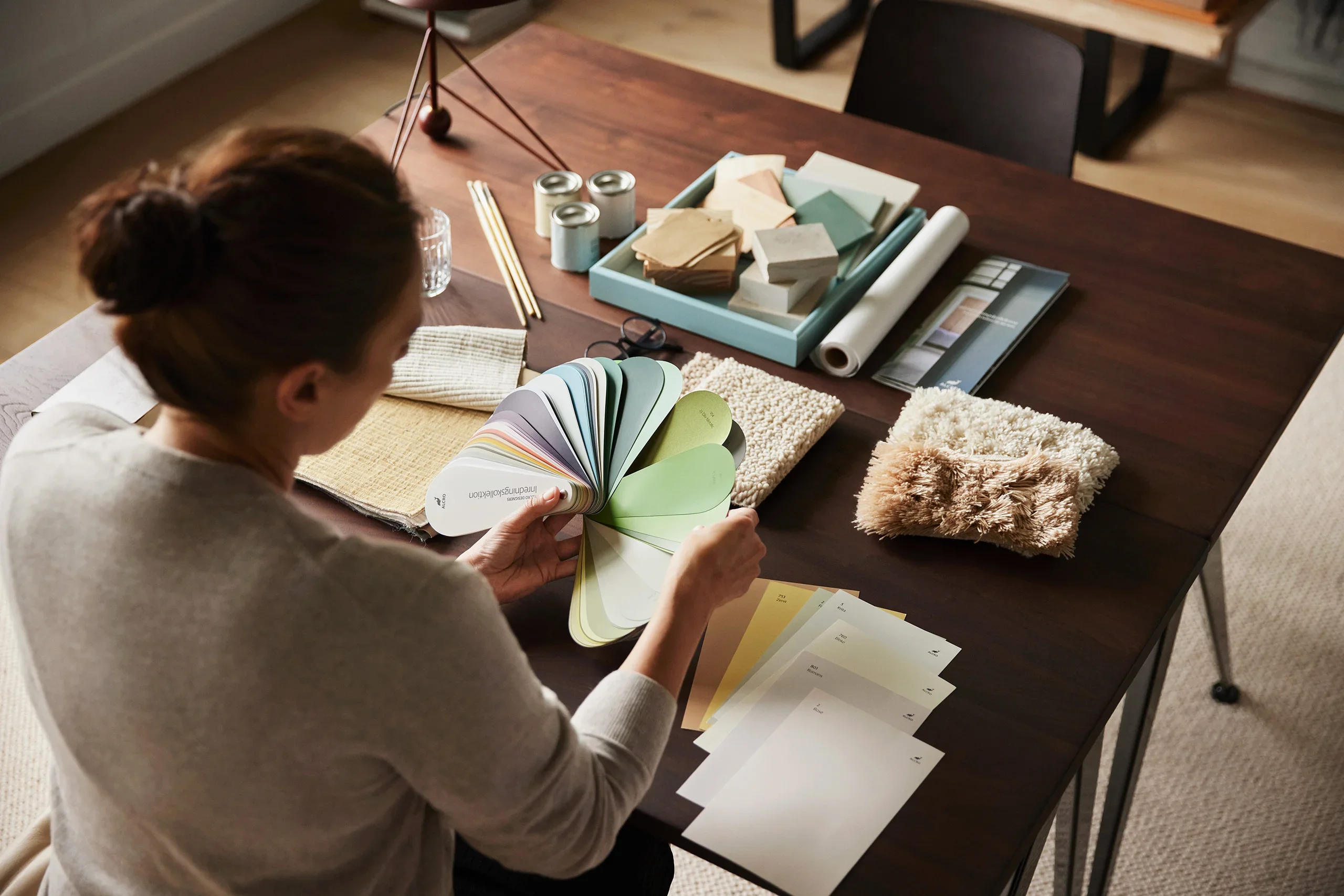 Sovrummet är för många en trygg fristad och är därför ett av de viktigaste rummen i hemmet. Lugnande, harmoniska toner bidrar till avkoppling—och kanske är det anledningen till att så många söker sig till gröna nyanser.