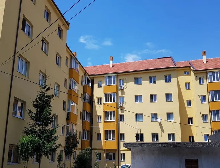 O clădire cu multe ferestre