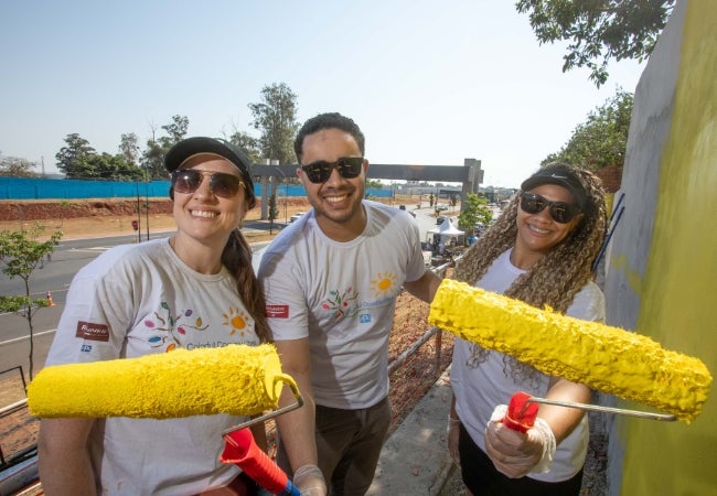 Before the walls of Sumaré, São Paulo, Brazil, were transformed into art as part of the “As Cores e a Cidade” (Colors and the City) art festival, they were a blank canvas prepared by PPG employee volunteers as part of a 10-year celebration COLORFUL COMMUNITIES® project.