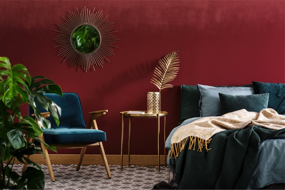 Una habitación con una cama y una silla