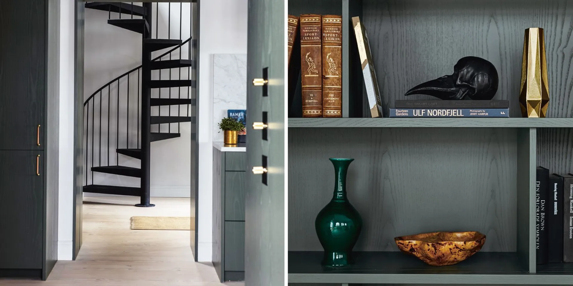 Köket med utsikt mot trappan. Platsbyggd bokhylla.