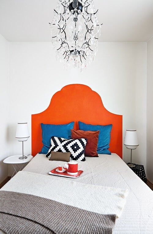 Oživte svou ložnici netradičním prvkem v&nbsp;korálovém provedení. Čelo postele vypadá na první pohled realisticky a dodá vaší ložnici zajímavý barevný nádech.
