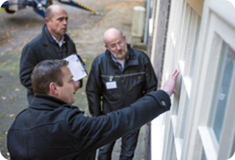 Groupe d'hommes regardant une fenêtre
