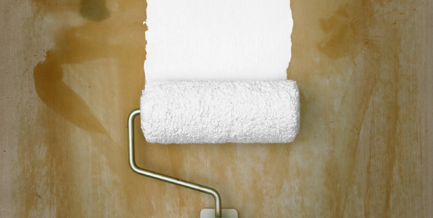 Rollar väggen med färg