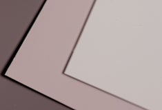 Gros plan sur un papier blanc et rose