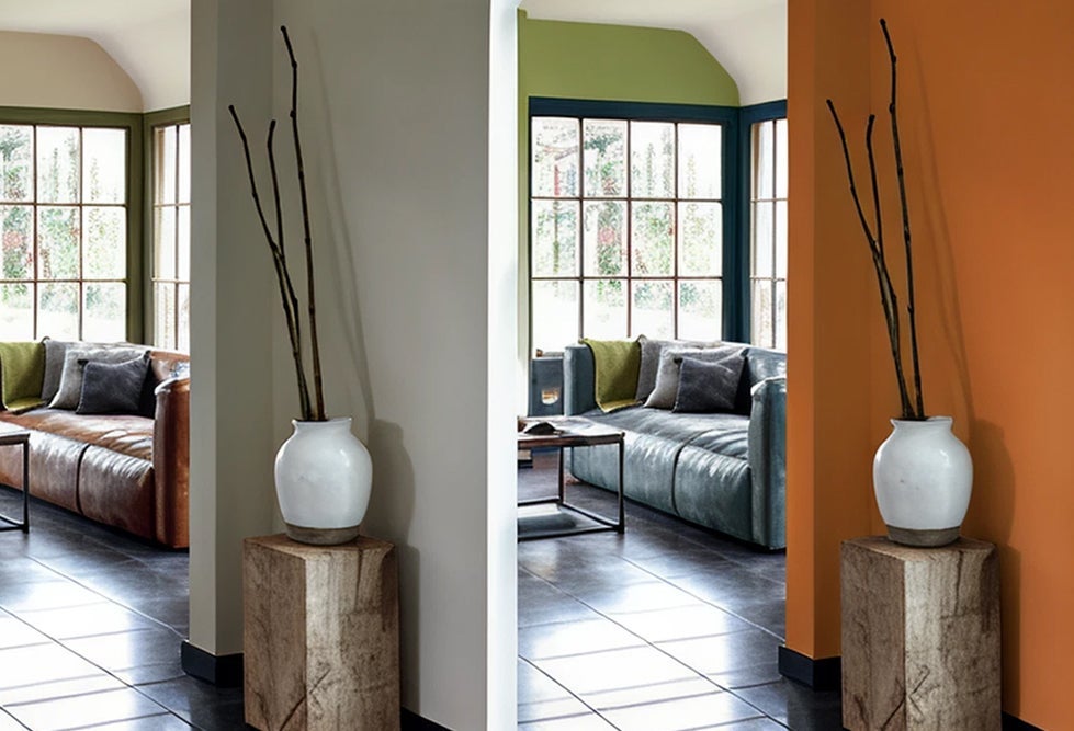 Een kamer met een bank en een vaas met stokken