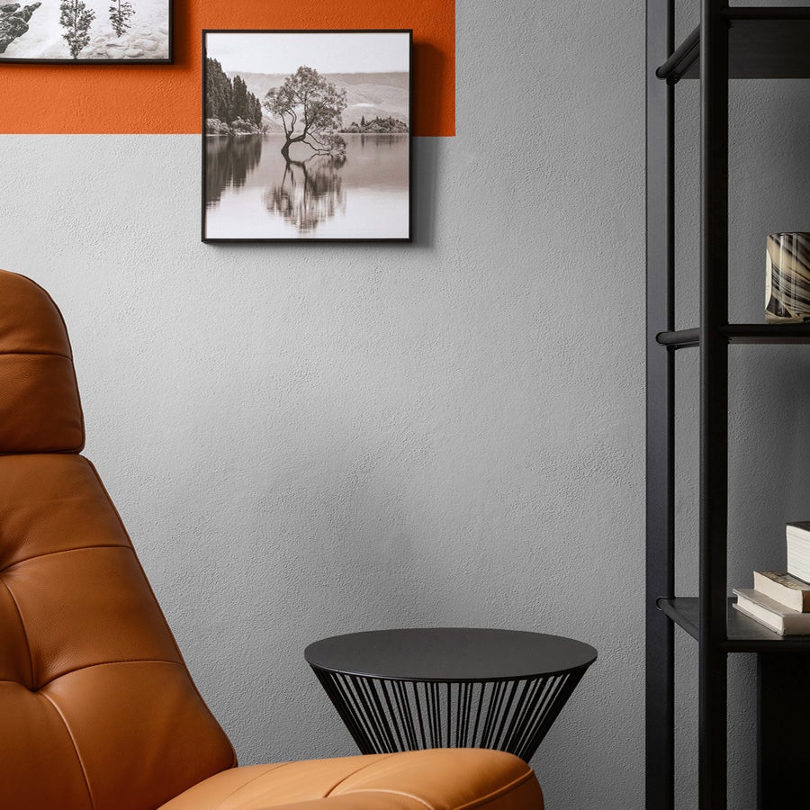 Židle a stůl v místnosti