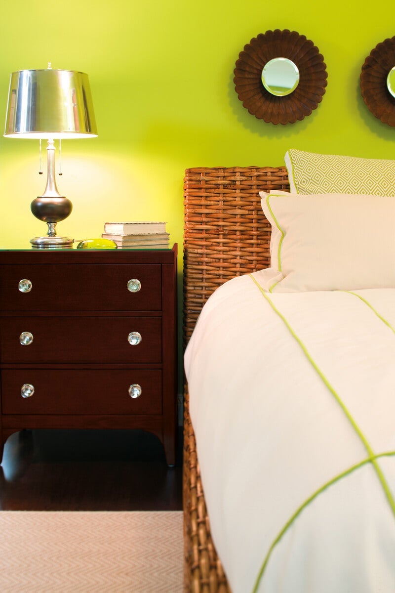 Jste-li městská šelma, pak Vám jistě přijde vhod výrazná barva džungle, kam se můžete pohodlně ukrýt. Výrazná a exotická barva otevírá možnosti neustálého překvapení, co ještě se může skrývat za rohem. Moderní, dominantní, lehce výstřední, ale velmi zajímavé a pozitivní řešení, které nepřestane bavit, když bude použito úměrně.
