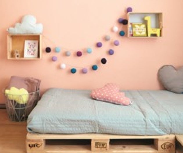 Postel s polštářem ve tvaru srdce.