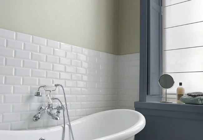 Une baignoire et un miroir dans une salle de bains