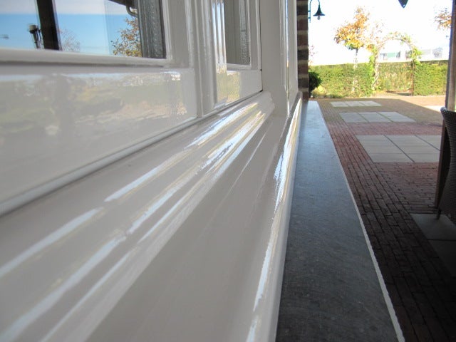 Een witte muur met ramen