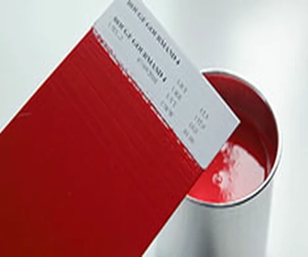 Un carton rouge pour un bidon de liquide rouge