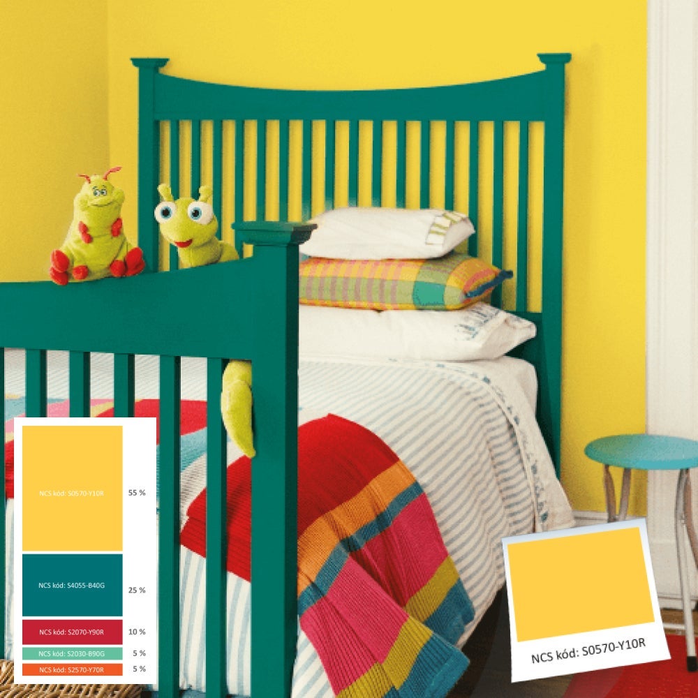 Postel se zeleným čelem a dvěma plyšáky