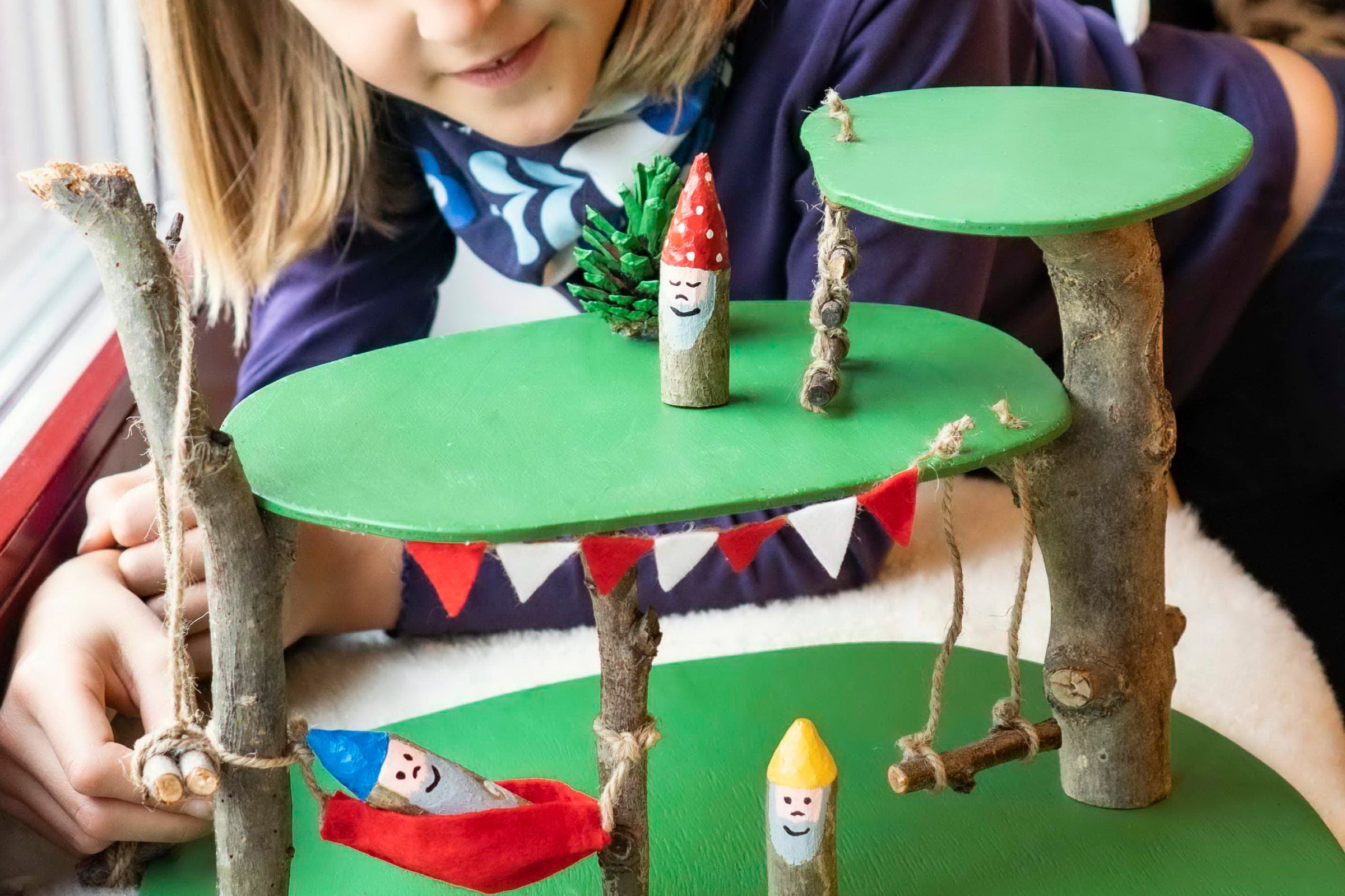 Dívka, která si prohlíží miniaturní stolek