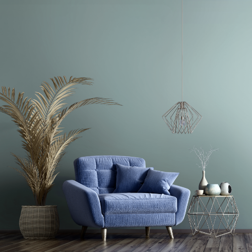 Una silla azul y una planta en una habitación