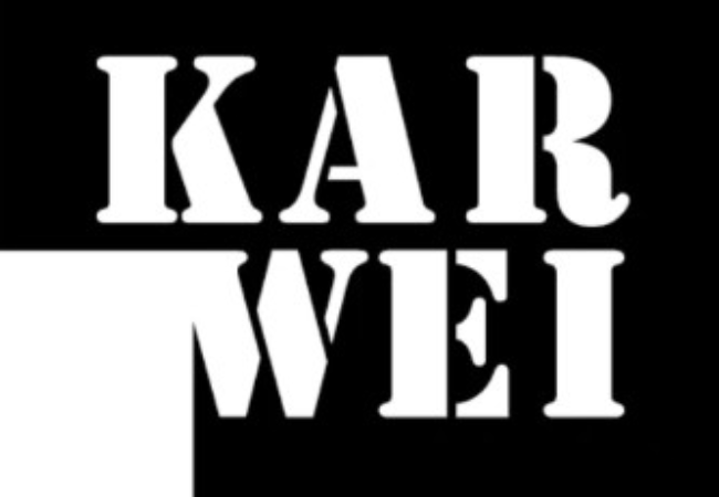 Witte tekst "Karwei" op een zwarte achtergrond