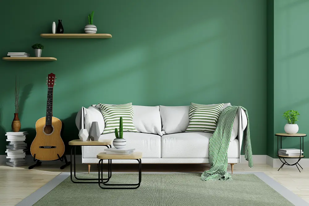 Un sofá blanco con detalles en verde en una habitación
