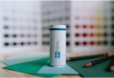 Un récipient blanc sur une surface verte