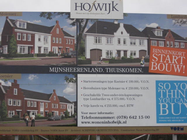 Een bord met een groep huizen