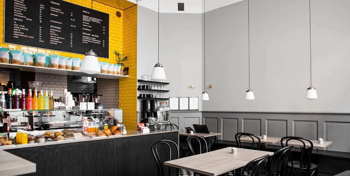 Beck kaffebar. Väggarna är målade i gråa Lammöra ur Ad.balans, bröstpanel i Kalksten. Lamporna kommer från Svenska Armaturer.