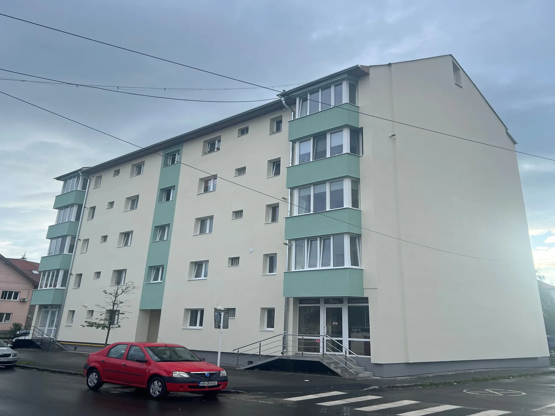 O mașină parcată în fața unei clădiri