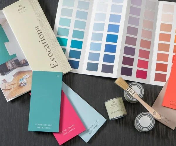 Une palette et des pinceaux