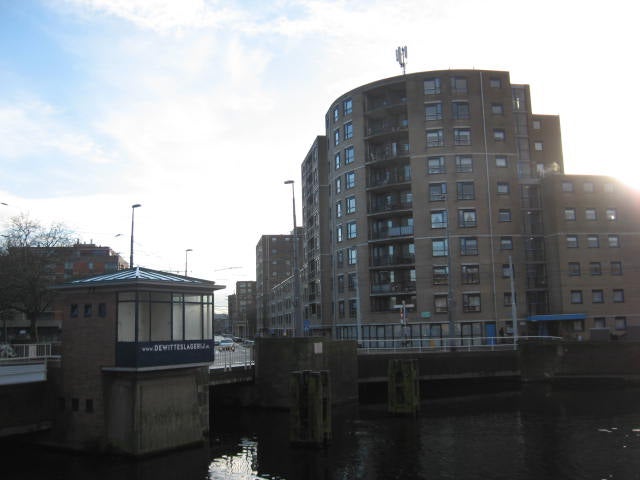 Een gebouw naast een waterlichaam