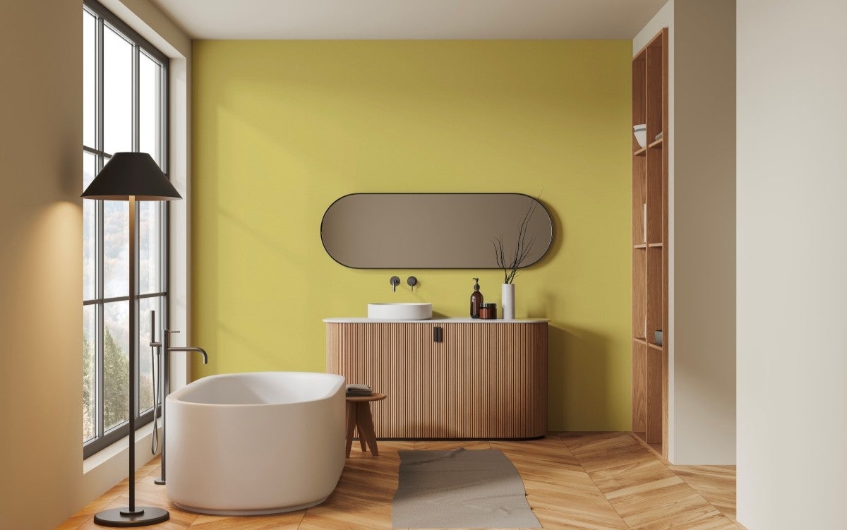 Un bagno con vasca e lavandino