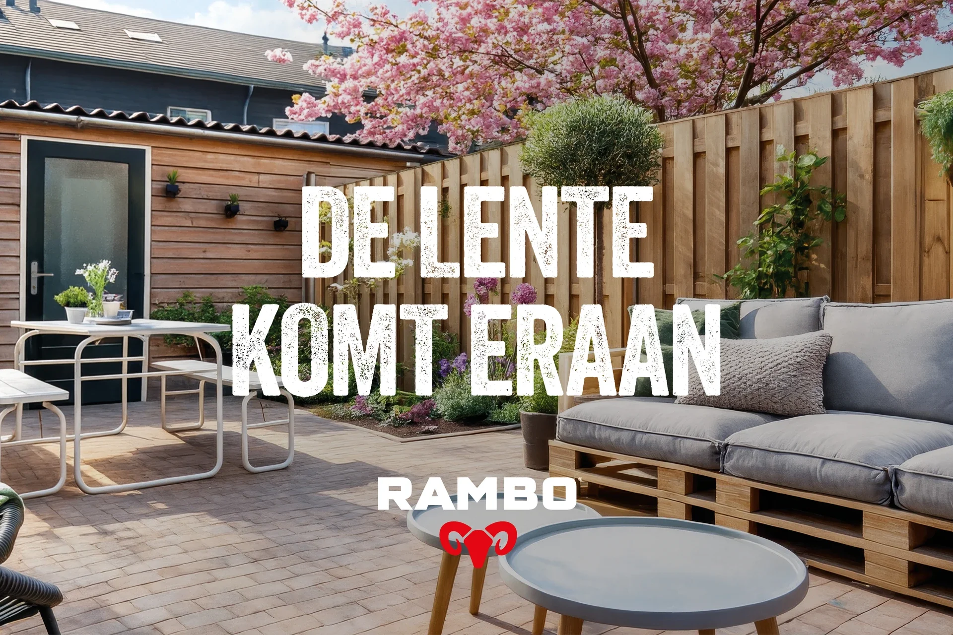 Voorjaarstuin met houten schutting, tuinhuis en terrasmeubels met de tekst "De lente komt eraan" en hat Rambo-logo