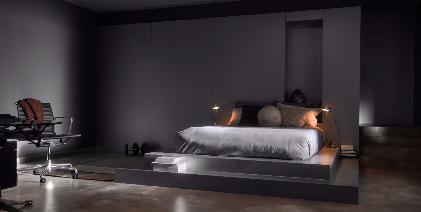 Un lit avec une plate-forme et une lampe