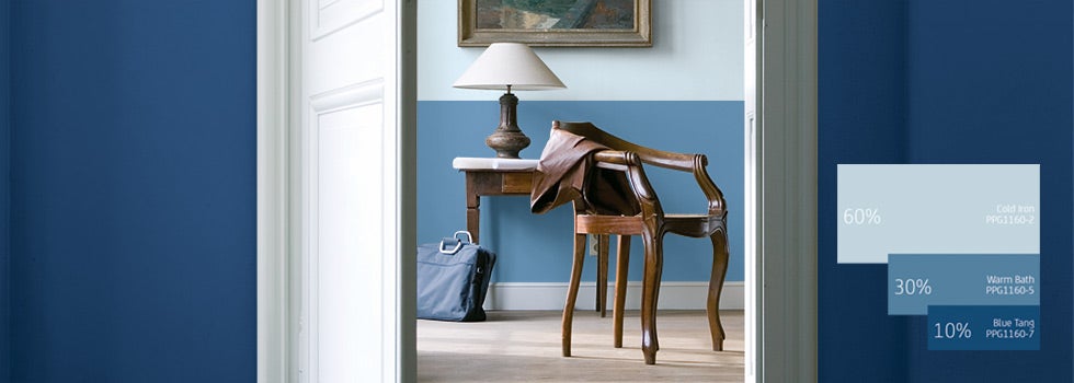 Een stoel en een lamp in een kamer