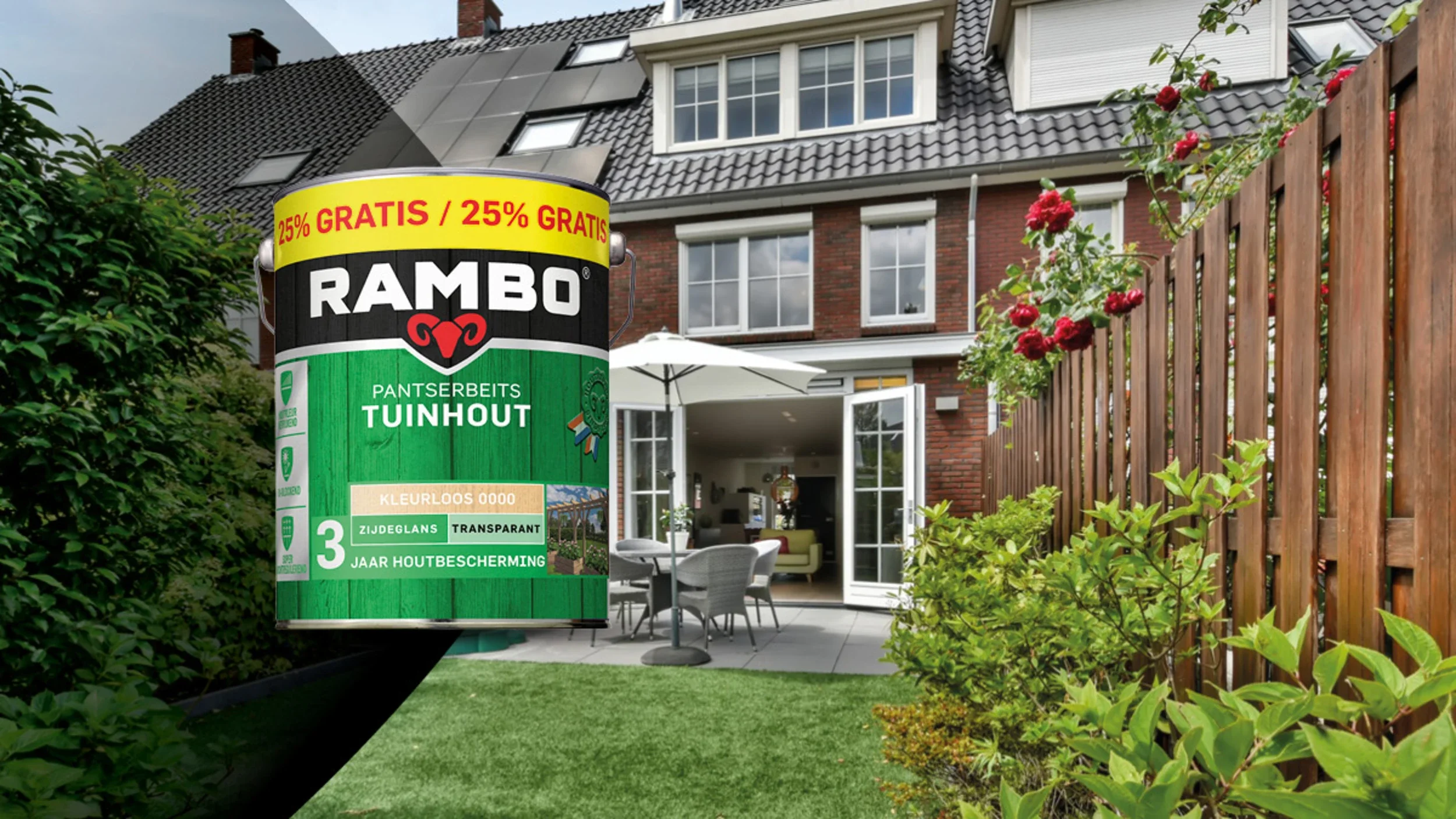 Verpakking Rambo Pantserbeits Tuinhout naast een tuin met houten schutting en terras 