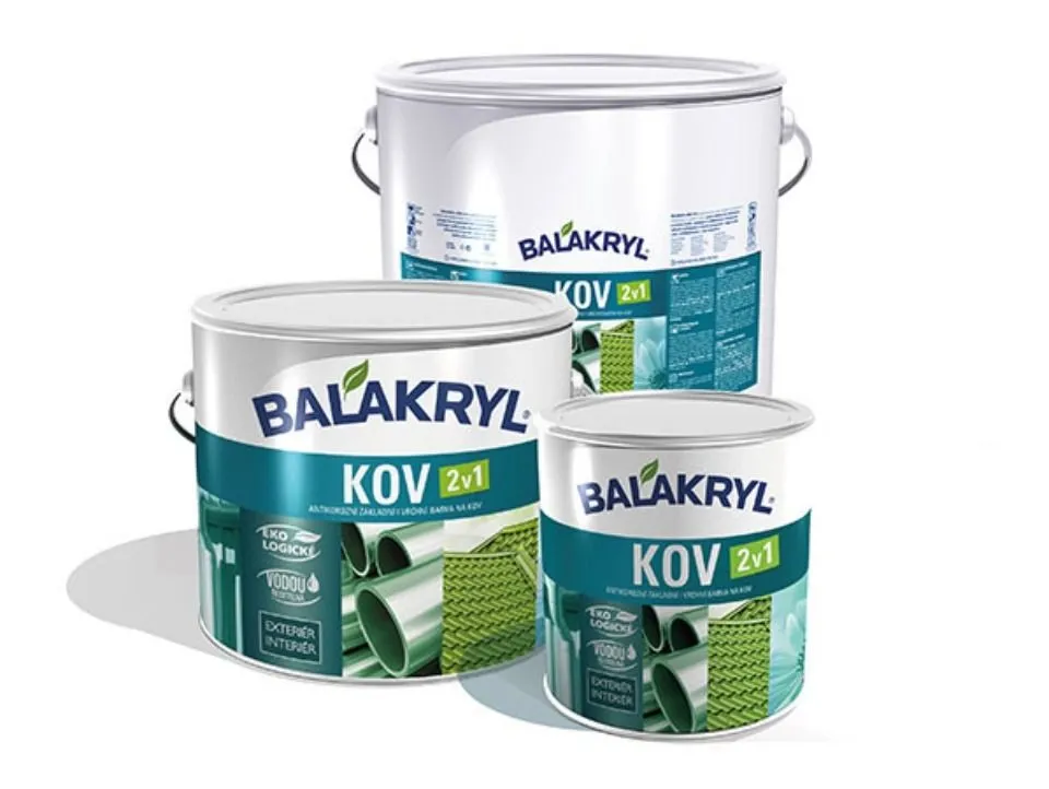 Několik bílých kbelíků s modrými a zelenými štítky