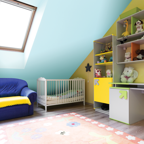 Una habitación con una cuna y un sofá